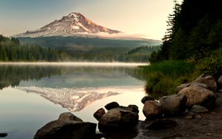 Картинка Заснеженная гора отражается в озере
