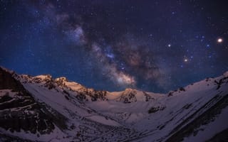 Картинка Млечный путь над заснеженными горами