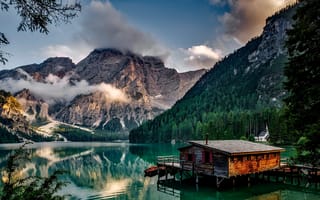 Картинка Горы и озеро Брайес, Италия