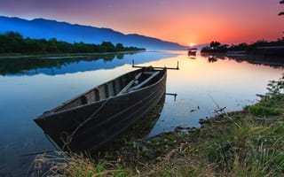 Картинка Деревянная лодка в реке на закате