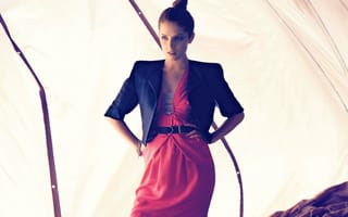 Картинка Анна Кендрик в красном платье и пиджаке
