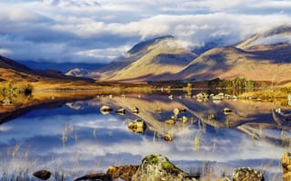 Картинка осень, облака, шотландия, lochan na h-achlaise, отражение, горы, озеро