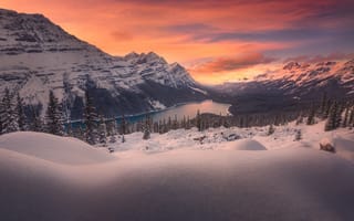 Картинка закат, снег, горы, канада, зима, озеро, банф, озеро пейто