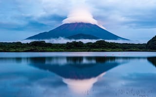 Картинка озеро, горы, вулкан, отражение