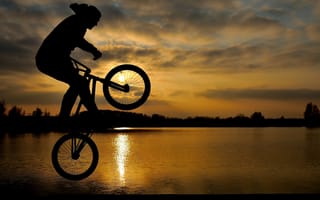 Картинка закат, велосипед, силуэт, озеро