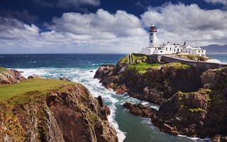 Картинка море, ирландия, волны, облака, трава, маяк, скалы