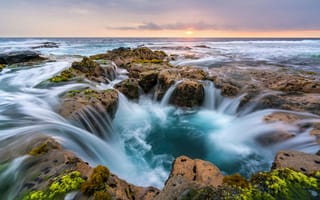 Картинка водопад, скалы, сша, камни, гавайи, swirl, wawaloli beach park, небо, море