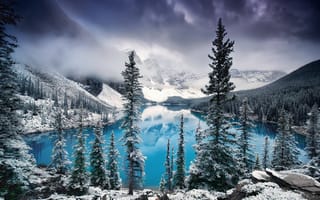 Картинка снег, pinewood, зима, горы, облака, канада, озеро, альберта, озеро морейн, туман, небо