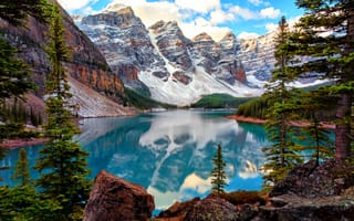 Картинка лес, pinewood, небо, канада, облака, moraine lake, природа, камни, горы, озеро, отражение