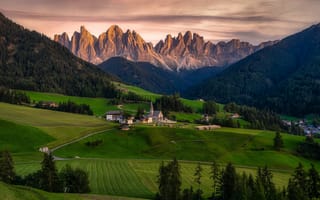 Картинка италия, горы, поле, деревня, santa maddalena, небо, ландшафт