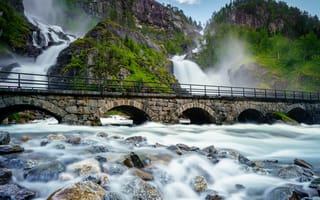 Картинка водопад, река, мох, камни, мост, природа, норвегия, горы