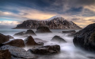 Картинка море, горы, норвегия, туман, облака, камни, небо