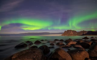 Картинка море, горы, норвегия, побережье, камни, лофотенские острова, северное сияние