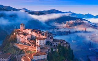 Картинка италия, горы, умбрия, ландшафт, город, туман, скала