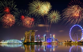 Картинка море, отражение, огни, город, салют, небо, ночь, небоскребы, фейерверк, сингапур