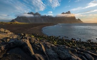 Картинка пляж, море, камни, небо, vestrahorn, облака, горы, исландия