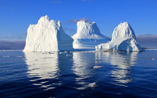 Картинка айсберги, вода, голубое небо, горизонт, зима, лед, ледник, массивный, море, мороз, океан, отражение, плавающий, сплошной