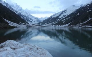 Картинка гора, дневной свет, живописный, зима, на открытом воздухе, озеро, озеро сайф-уль-мулук, пакистан, пейзаж, природа, простуда, снег
