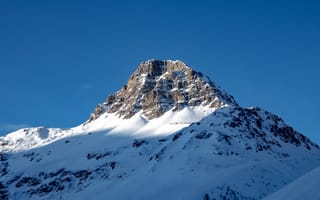 Картинка вершина, голубое небо, горная вершина, горный пик, заснеженная гора, зима, мороз, морозный, на открытом воздухе, природа, простуда, путешествовать, сельский, снег, снежный