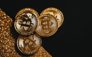 Картинка bitcoins, блестящем, блестящий, богатство, деньги, золотистый, контраст, круглый, крупный план, металлик, монеты, поверхность, цифровая валюта
