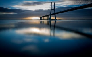 Обои Мост Васко да Гама, Лиссабон, синий, вода, отражение