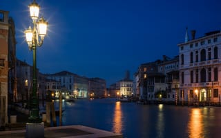 Картинка Венеция, ночь, водный путь, синий, уличный фонарь