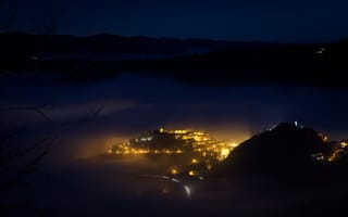 Картинка Горы, Ночь, Туман, Вид Сверху, Темные, Италия, Город, Огни