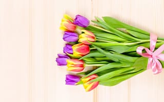 Картинка тюльпаны, букет, желтые, фиолетовые, лента, flower, yellow, wood, tulips, purple, pin