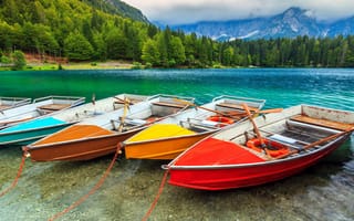 Картинка корабли, лодки, шлюпки, горы, туман, озеро, разноцветные