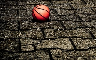 Картинка ball on the street, мяч, улица, винтаж