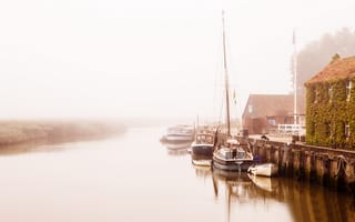 Картинка лодки, дома, река, утро, причал, туман