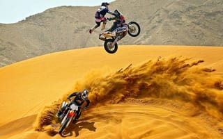 Картинка мотоциклисты, пески, экстрим
