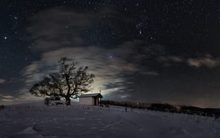 Картинка зима, снег, скамейки, часовня, ночь, поле, дерево, небо, звёзды