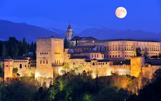 Картинка Альгамбра, огни, Espana, Гранада, ночь, Granada, castle, горы, Испания, деревья, Alhambra, замок, крепость, луна, небо, пейзаж