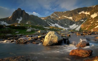 Картинка горы, Болгария, природа, снег, трава, пейзаж, камни, река, лучи, небо, облака, скалы, вода, Рила