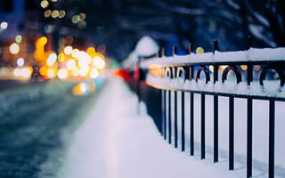 Картинка зима, ночь, огни, ограда, снег, боке, дорога, забор