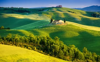 Картинка tuscany, house, trees, countryside, nature, sunlight, italy, green field, landscape, summer, sky