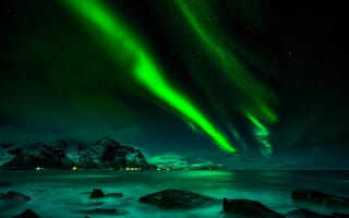 Картинка горы, aurora, mountain, see, dark, скалы, rock, северное сияние, night, ice, nothern lights, wide, sun, lofoten, mounts, nature, sky, норвегия, sea, landscapes, norway, nice