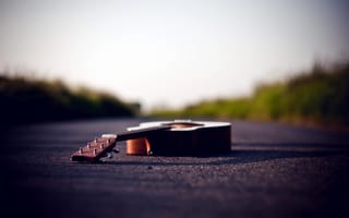 Обои гитара, лежит на дороге