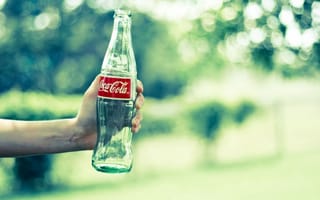 Обои бутылка coca cola, в руке, пустая
