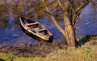Обои цепь, дерево, лодка, река