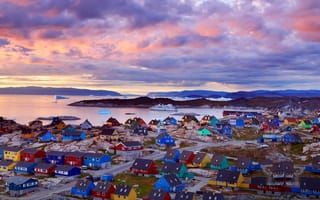 Картинка берег, горы, льдины, гренландия, домики, паром, разноцветные