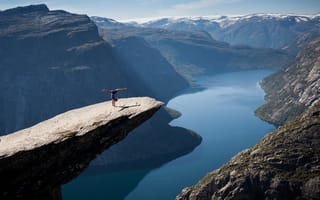 Обои Норвегия, позирует, гимнастка, девушка, красиво, фьорд, горы