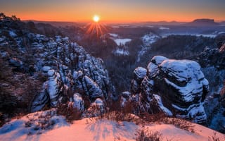 Картинка зимний рассвет, солнце, скалы, pawel uchorczak, горизонт, снег