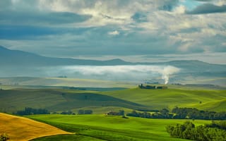 Картинка Италия, небо, зелень, облака, простор, Тоскана, равнина, поля, дым, луга, деревья, домики