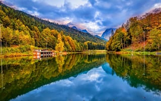 Картинка природа, леса, красиво, Осень, лодочная станция, озеро, горыц