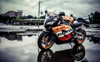 Картинка honda, мотоцикл, город, отражение