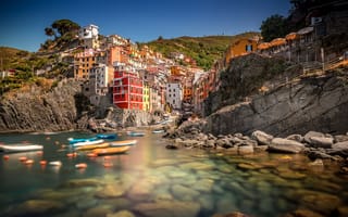 Картинка Италия, Лигурийское побережье, Риомаджоре, лодки, скалы, дома, Чинкве-Терре, небо, бухта