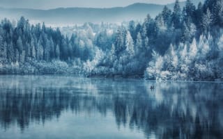 Картинка озеро, Pawel Uchorczak, лес, горы, отражение, голубая дымка, лодки