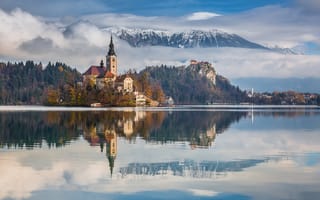 Картинка замок, отражение, горы, лес, облака, Pawel Uchorczak, озеро, небо